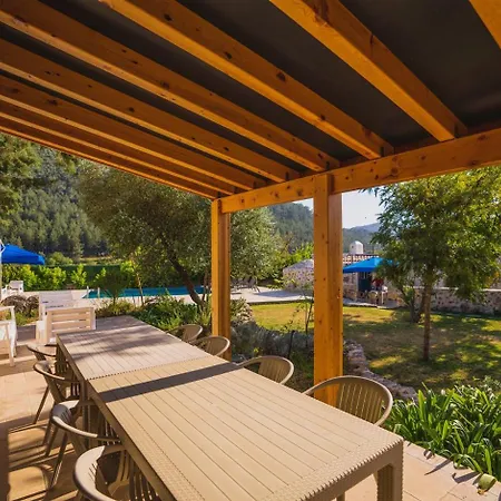 Kayakoey'de Oezel Havuzlu Otantik Tas Kaya Kinakli فتحية