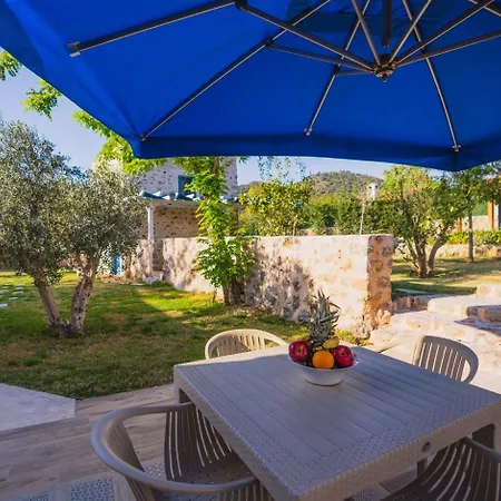 فندق Kayakoey'de Oezel Havuzlu Otantik Tas Kaya Kinakli فتحية