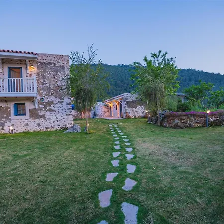Kayakoey'de Oezel Havuzlu Otantik Tas Kaya Kinakli * Fethiye